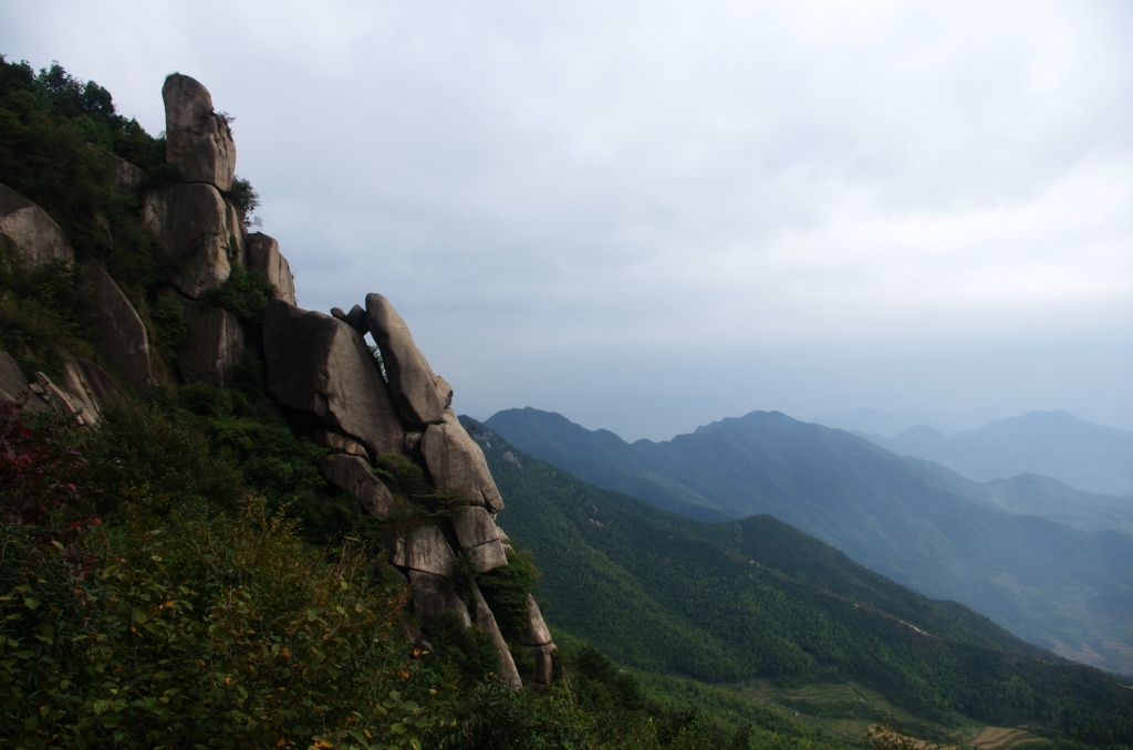 橫亙 在江西 省上饒 縣北部的靈山 ,最高海拔 1400米,地形陡峭