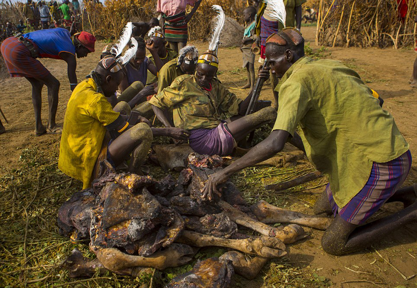 【身上涂粪便】非洲部落民众举行和平仪式