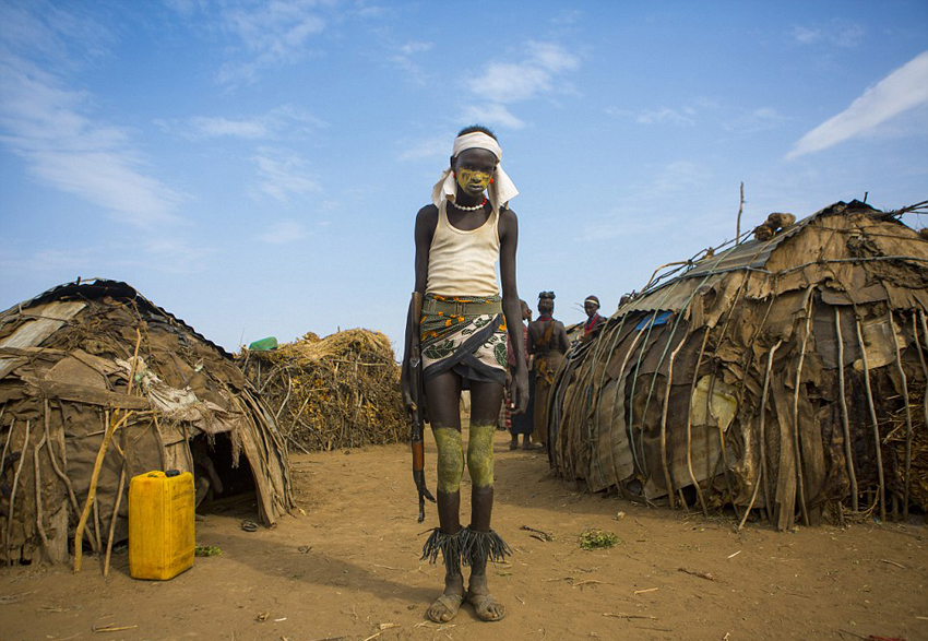 【身上涂粪便】非洲部落民众举行和平仪式