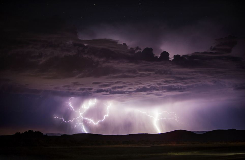拍摄地点包括大峡谷以及洛杉矶市中心,全方位地展现了闪电的壮观场面