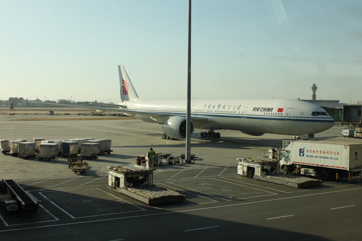 我的航班是国泰6115飞香港  ,接上香港  公司的同事后再飞南非  !