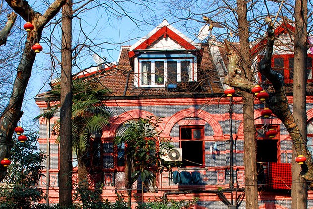 郭沫若故居,鲁迅存书室,鲁迅故居,曹聚仁旧居,金中华旧居等纷纷聚集