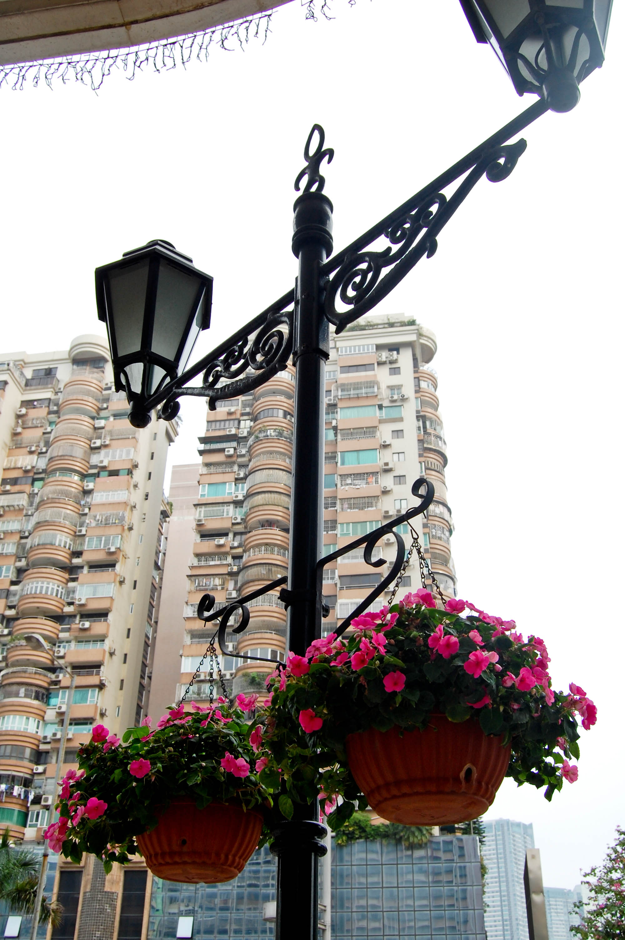 起两盆花花的路灯下，我们下了车~~逛完后随时来这里都可以坐到回程的车~澳门市区的马路比香港要宽，但秩