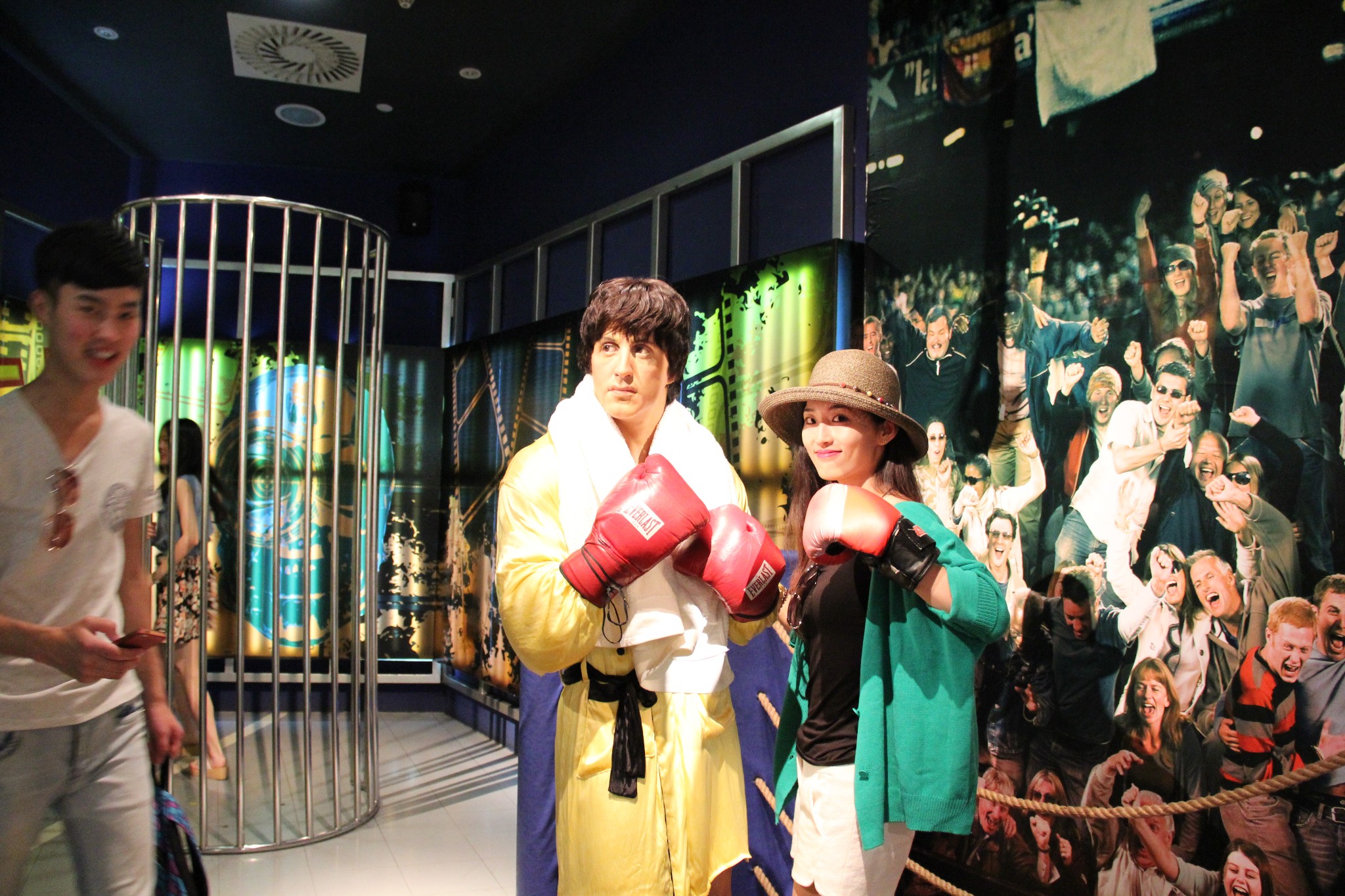 心里美哇哈哈~gaga把东西放好,两点左右出来转转这个杜莎夫人蜡像馆