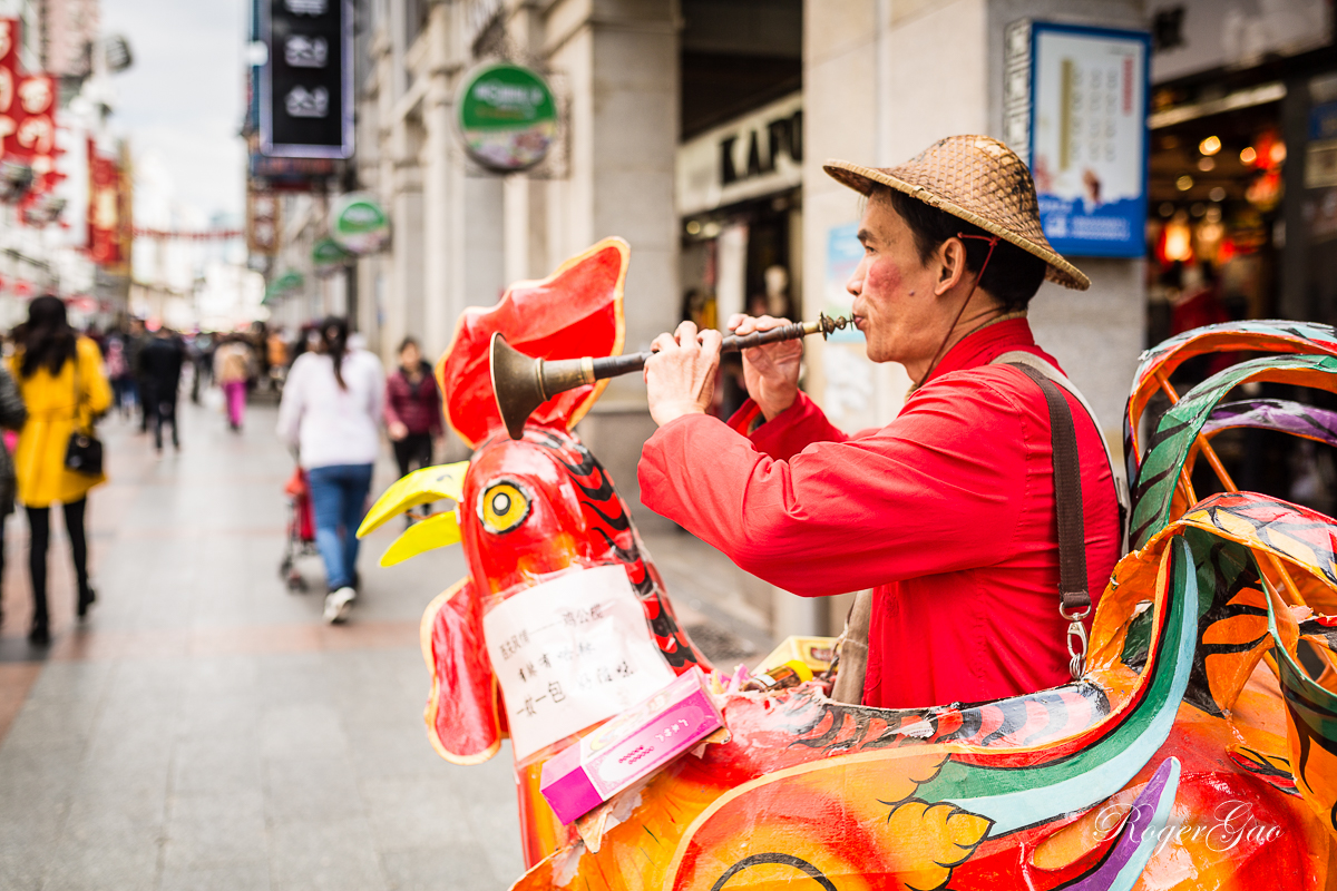 "卖榄,卖榄","有辣有唔辣 一蚊一包好滋味",但凡谈起从上下九的鸡公榄