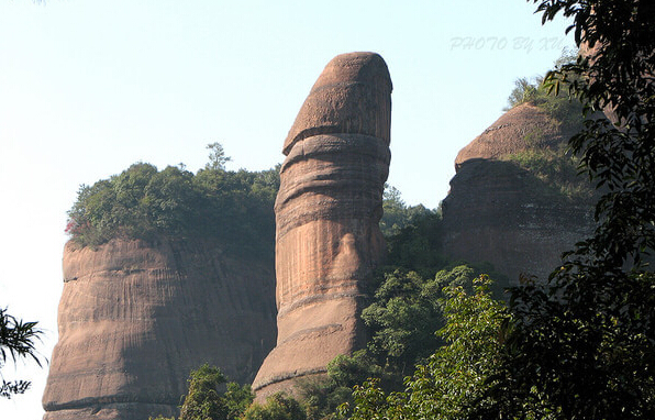 丹霞山位于广东省韶关市仁化县和浈江区境内,与鼎湖山,罗浮山,西樵山