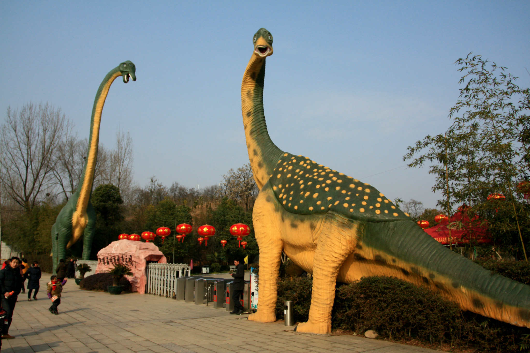 后来才知道原来是恐龙园和一个水上世界一起,看来光是恐龙不好吸引小