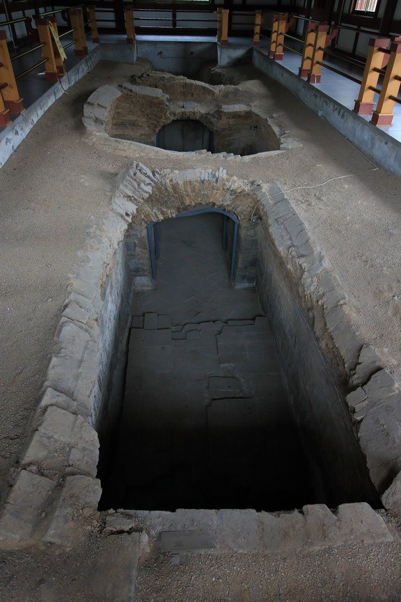 墓室采用青灰砖所砌,前室呈近方形,覆以四隅券进式穹窿顶,其中置陪葬