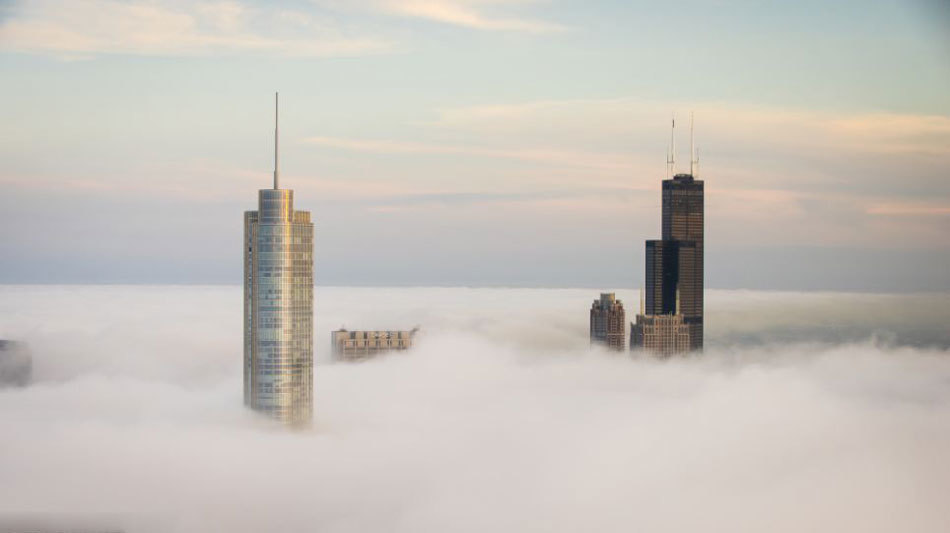 美摄影师300米高空拍高楼直插云雾奇景堪称天空之城