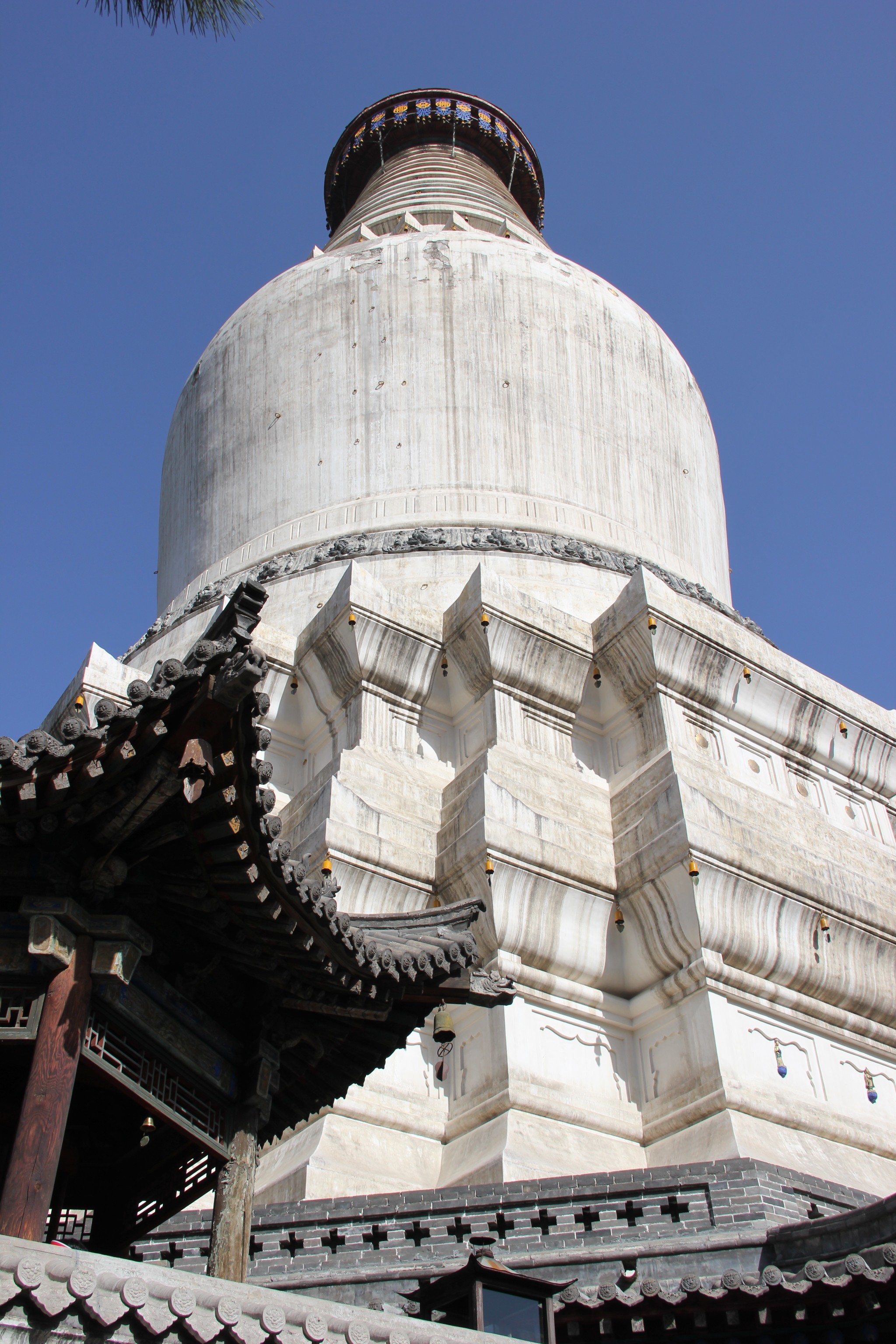 雄伟的大白塔院子里很多修行的喇嘛大塔院寺是收费的,门票十元出了五