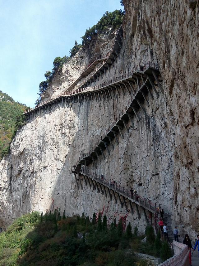 这是绵山的之子天梯,我的俩姐们跑上去了,我由于身体不便,放弃了回家