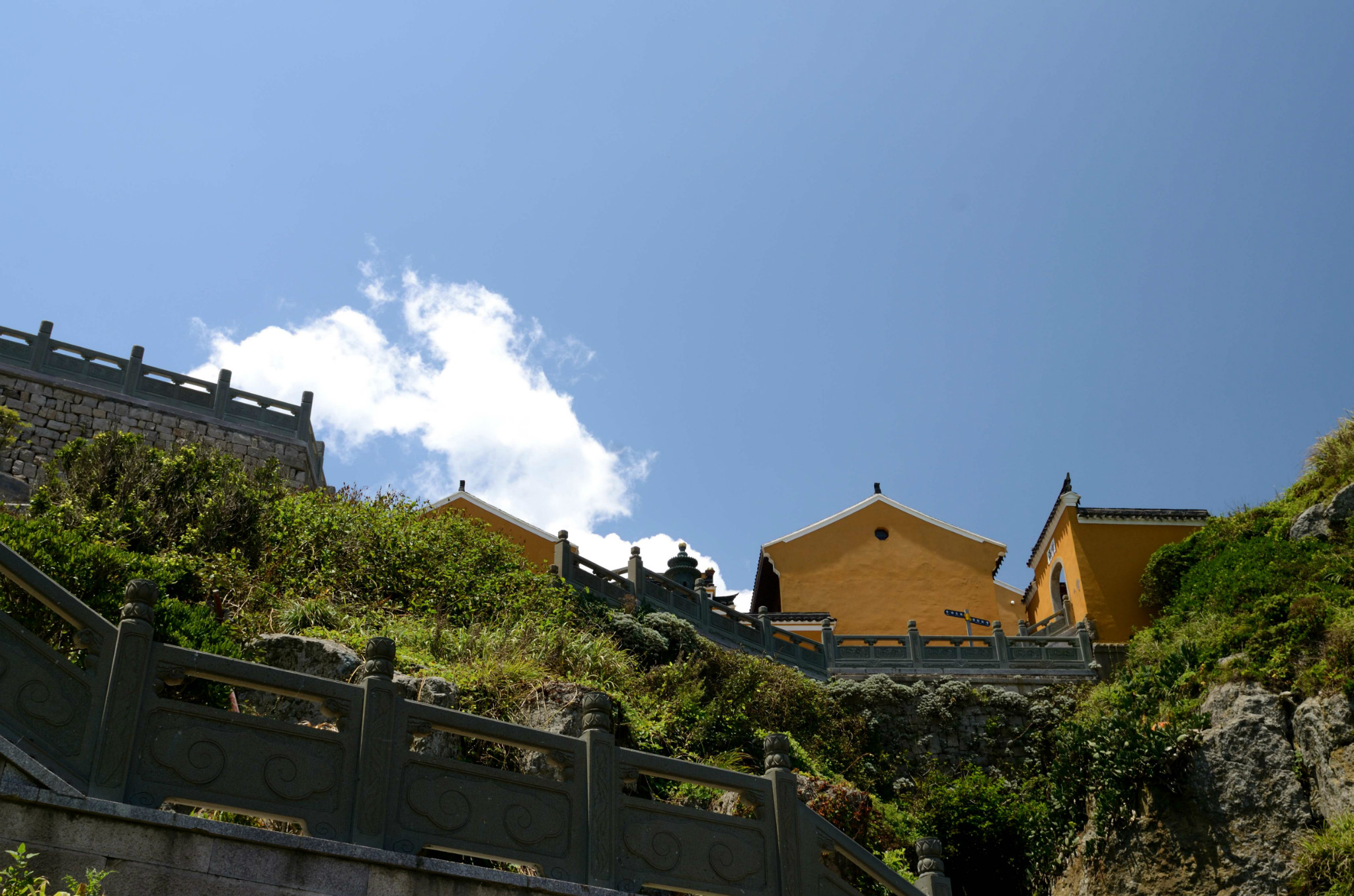 南海 觀音,紫竹林就在龍灣村 邊上,步行前往,海邊觀景亭拍到了不肯