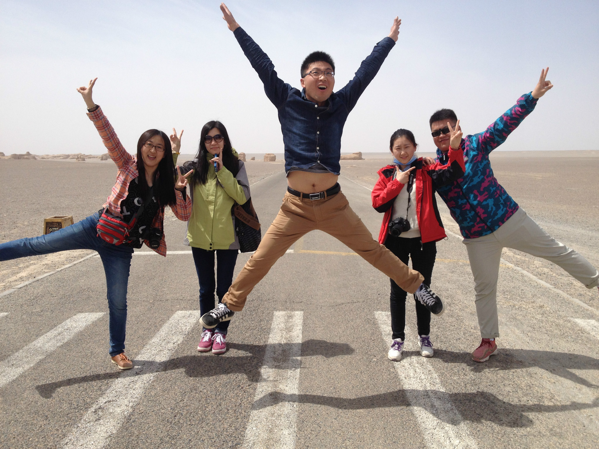 摆拍疯癫五人组装文艺实为躺尸的阿勋阿勋与强子黑白风 逼格摆起来!