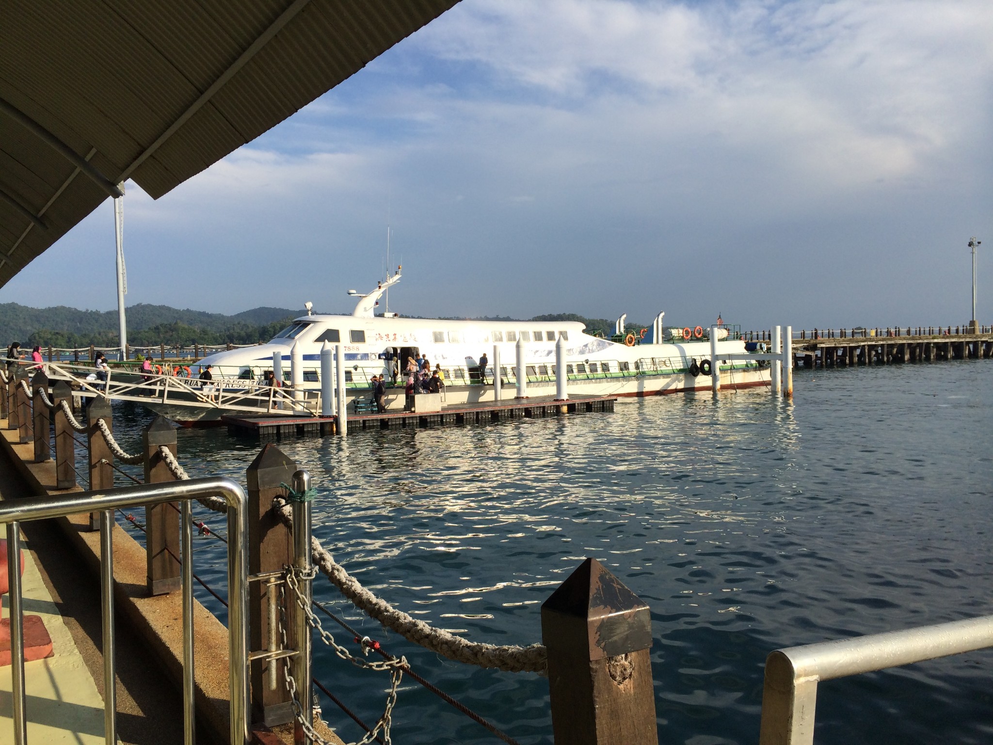 去迪加岛的时候风浪比较大,没有办法靠近蛇岛,所以在白沙岛停靠换泳衣