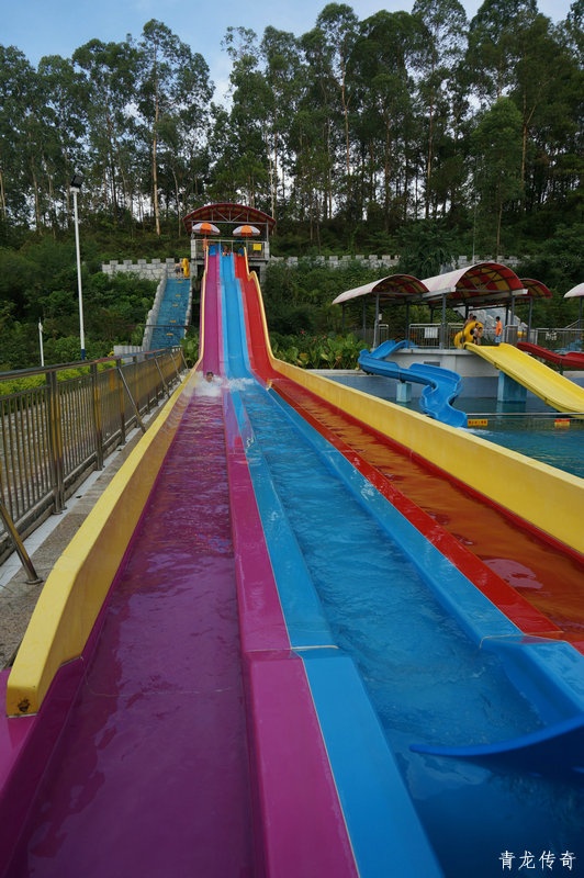 尽情玩耍嘻戏,水战嗨爽太阳岛水上乐园位于新兴县水台镇金水台温泉侧