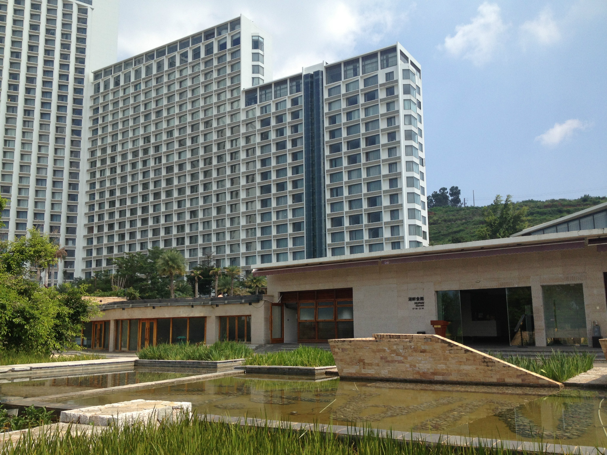 图解:悦椿度假酒店对面的月亮湾湿地公园图解:下穿隧道中的古生物浮雕