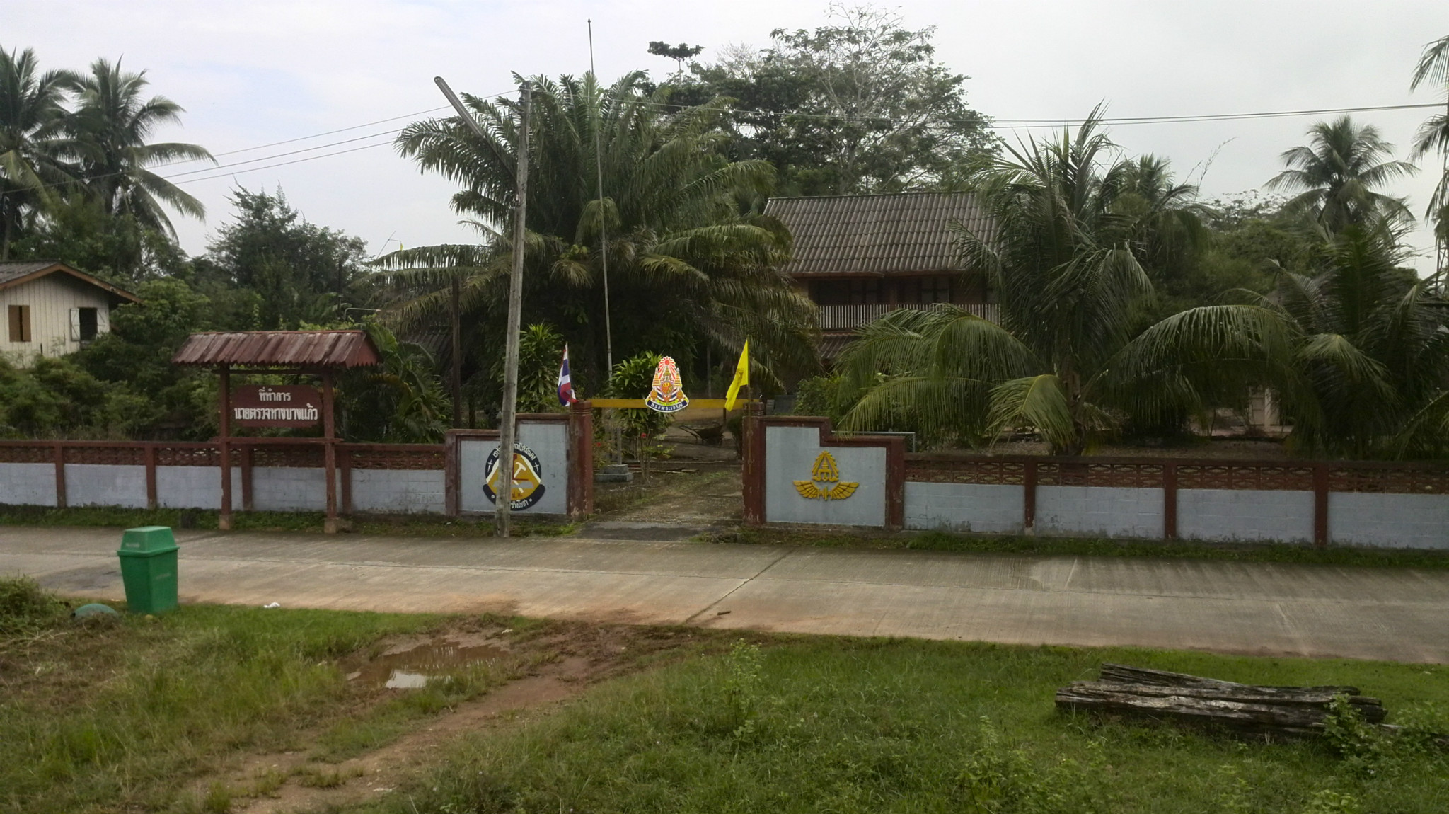 火车睡过站误入泰国最南部动乱的陶公府当地人没见过境外人受到明星般