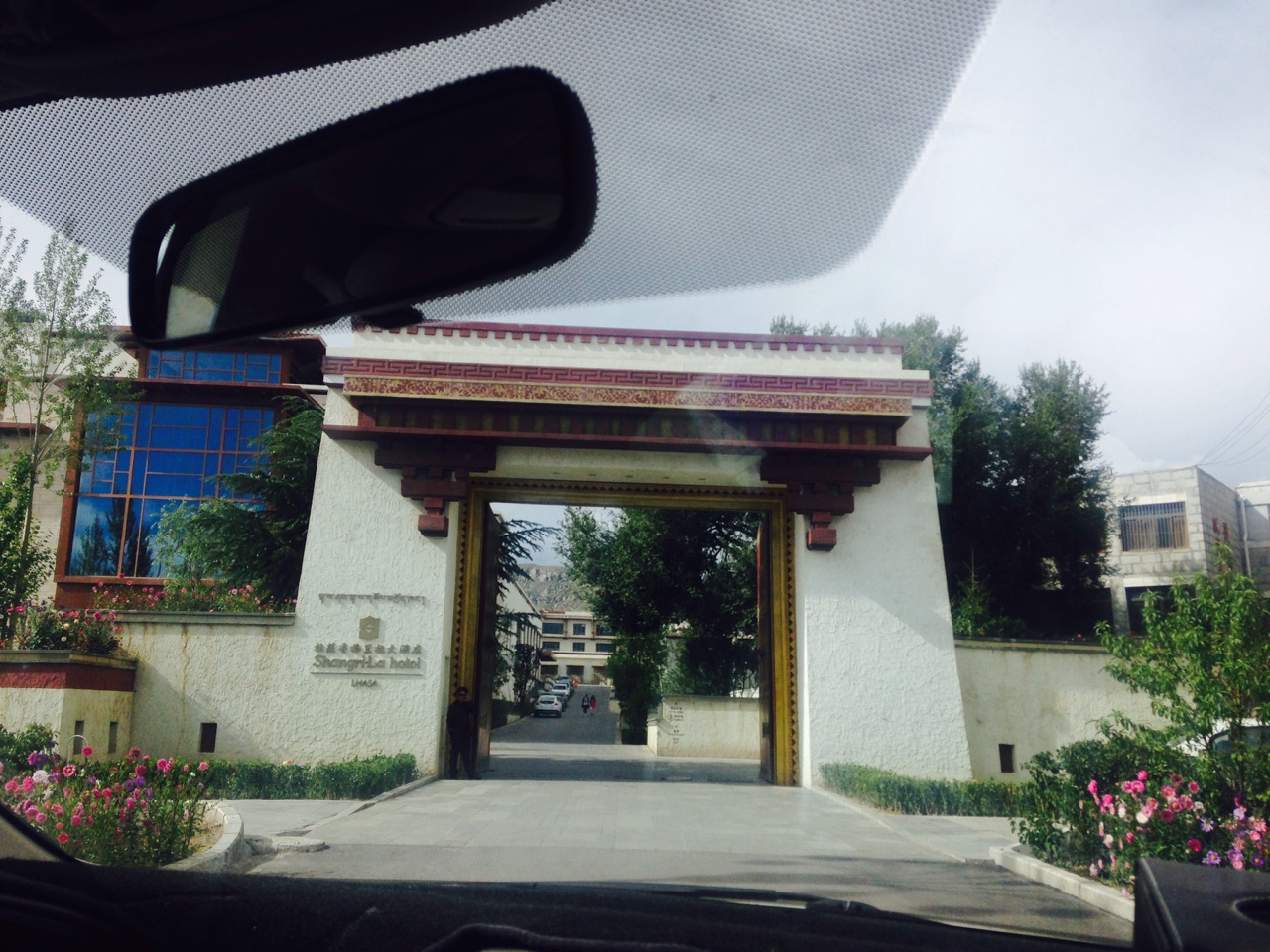 小伙伴去找我,结果敲错隔壁的门,巧遇了奔仓活佛,于是大家愉快的合影