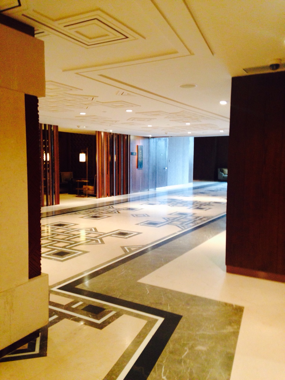 山坡上的香格里拉小伙伴去找我,结果敲错隔壁的门,巧遇了奔仓活佛