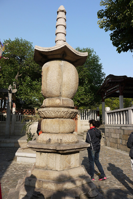 石柱  上下端略细,中部较粗,呈梭子状,学名梭柱,据考证为唐朝的石柱