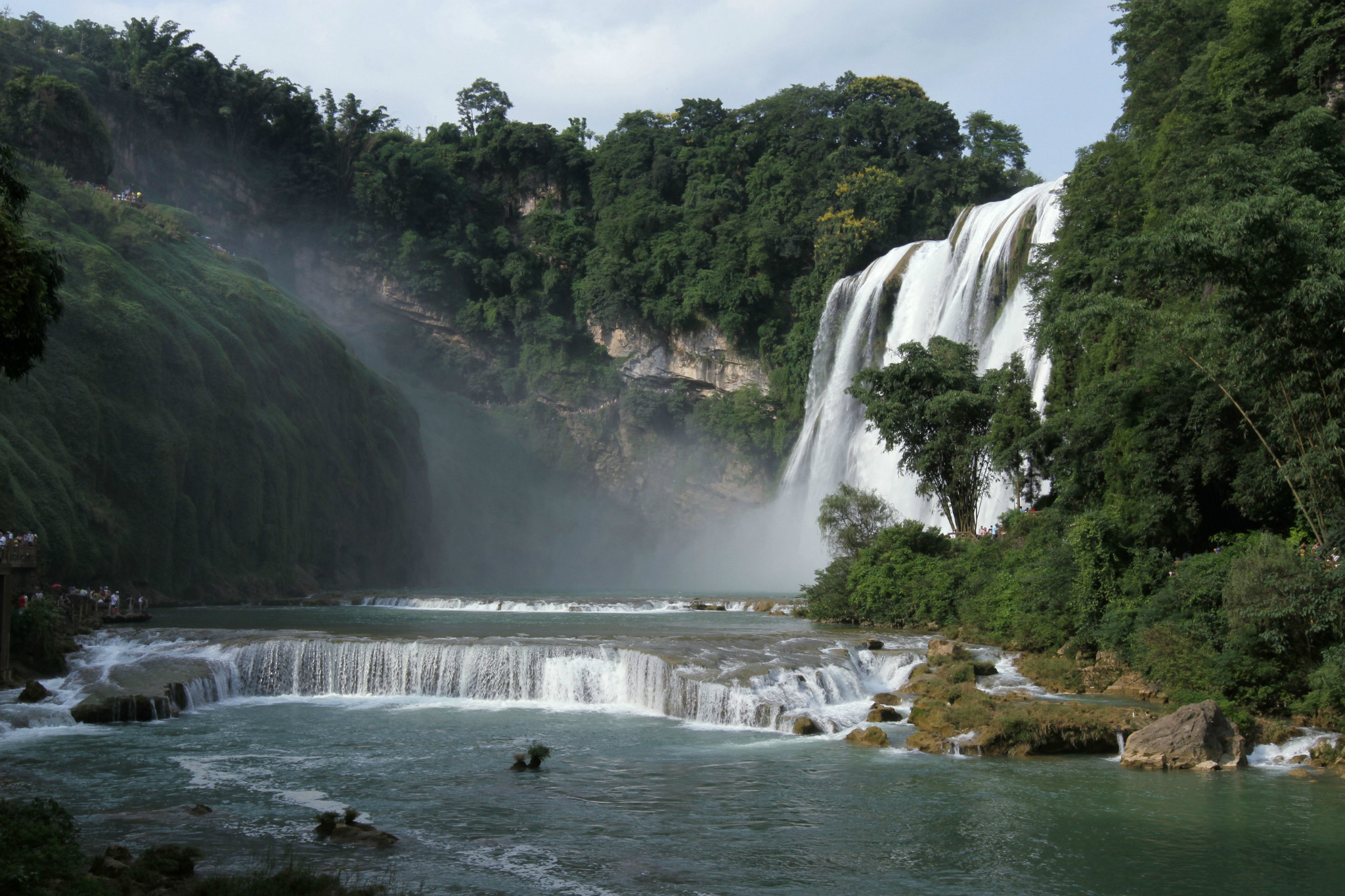 进入水帘洞,近距离接触大瀑布时,只闻轰轰隆隆的,似鼓如雷的瀑布声响