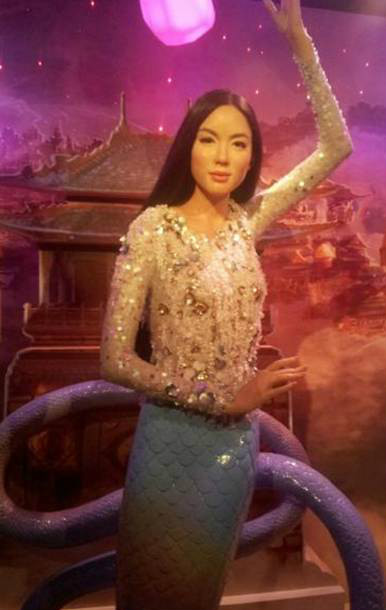 原来是由世界小姐张梓琳扮演的女娲啊,还做得蛮特别的呢,嘿嘿~~~魔幻