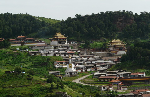 界内的寺庙指示沿着溪流向上,溜溜达达走半小时就看到了吉祥天母洞