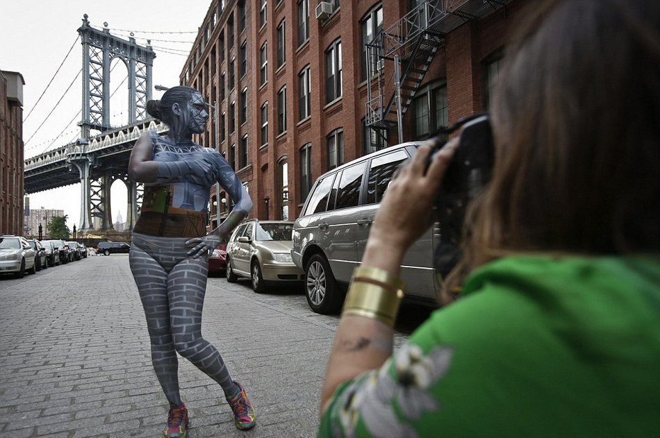 人体艺术家裸体作画 "隐"于城市