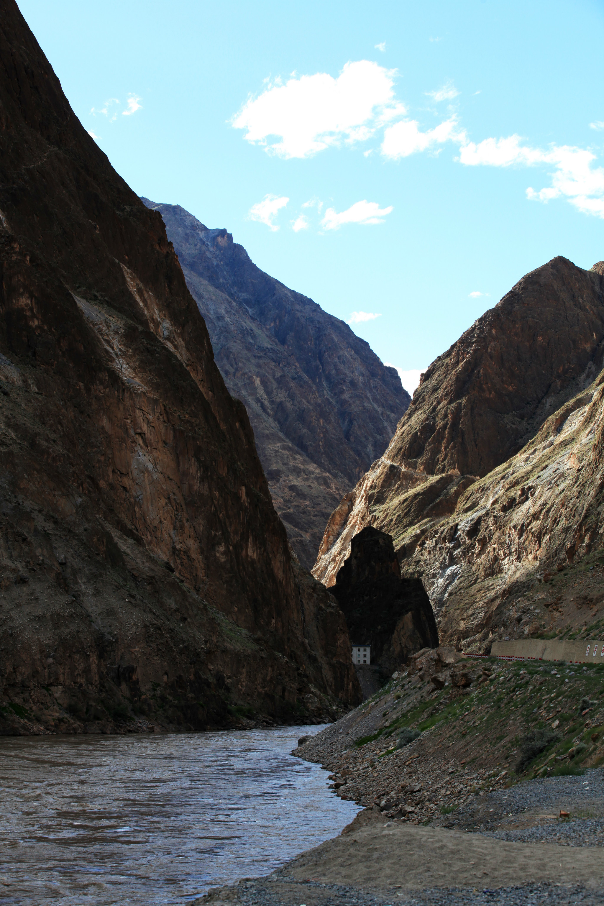 怒江峡谷,远处是边防检查站,车辆只能看守桥武警的手势通过,还严禁
