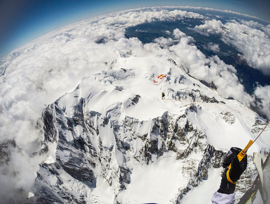 万米跳伞挑战极限法国80后挑战极限跳伞万米高空秀俯冲