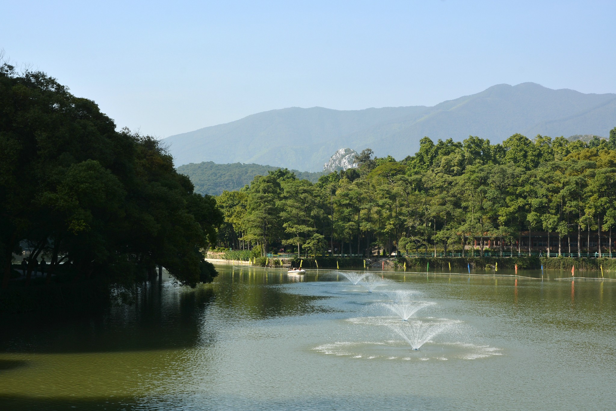 東方禪林更是氣勢宏大,堪稱佛教大觀園,園內有一千多尊