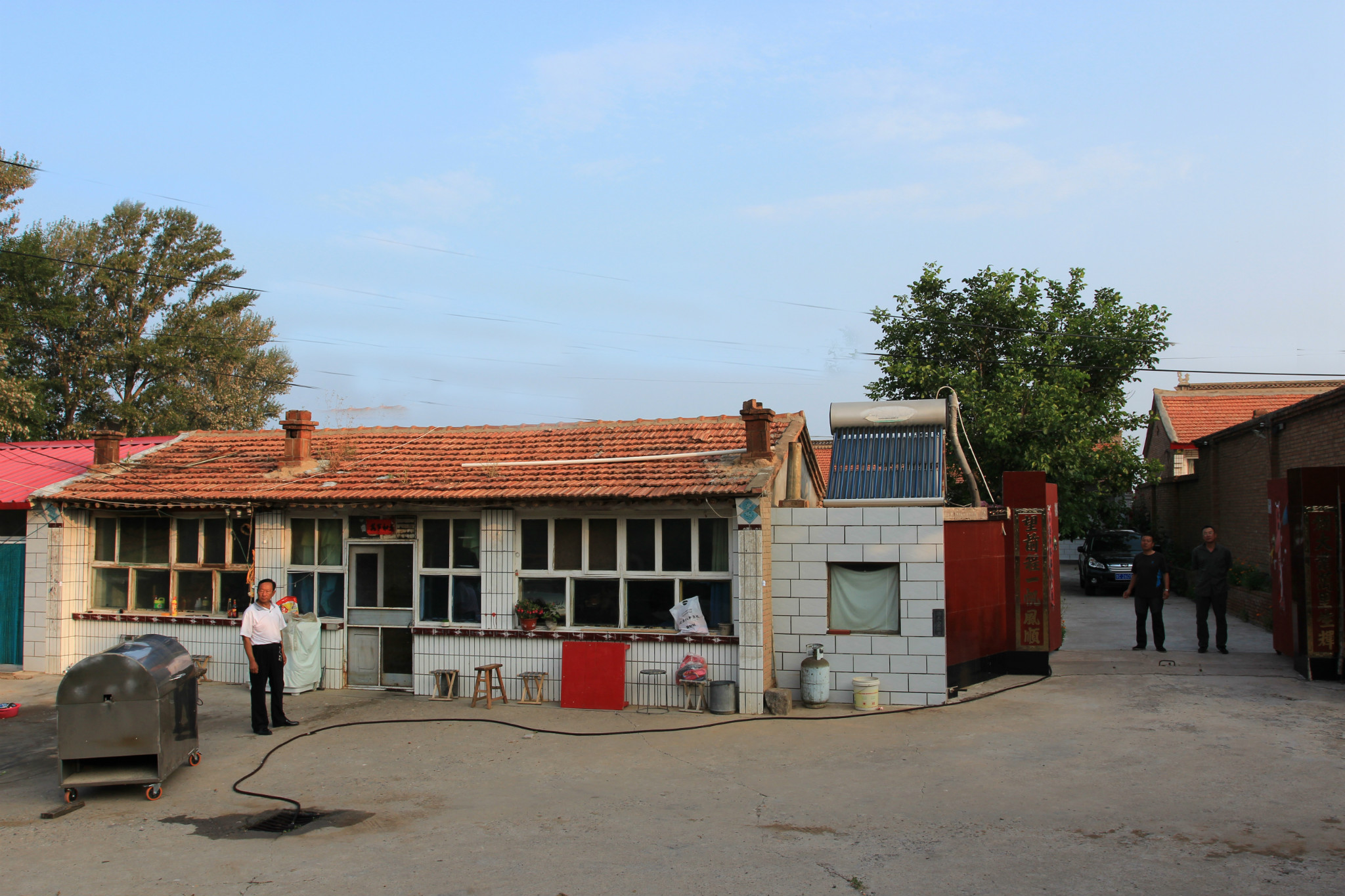 一排整齐朝阳的平房,就是我们将要下榻的"宾馆"了.