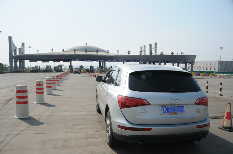 这条起于山东荣成止于内蒙乌海的高速公路,路况极好,收费站井然有序