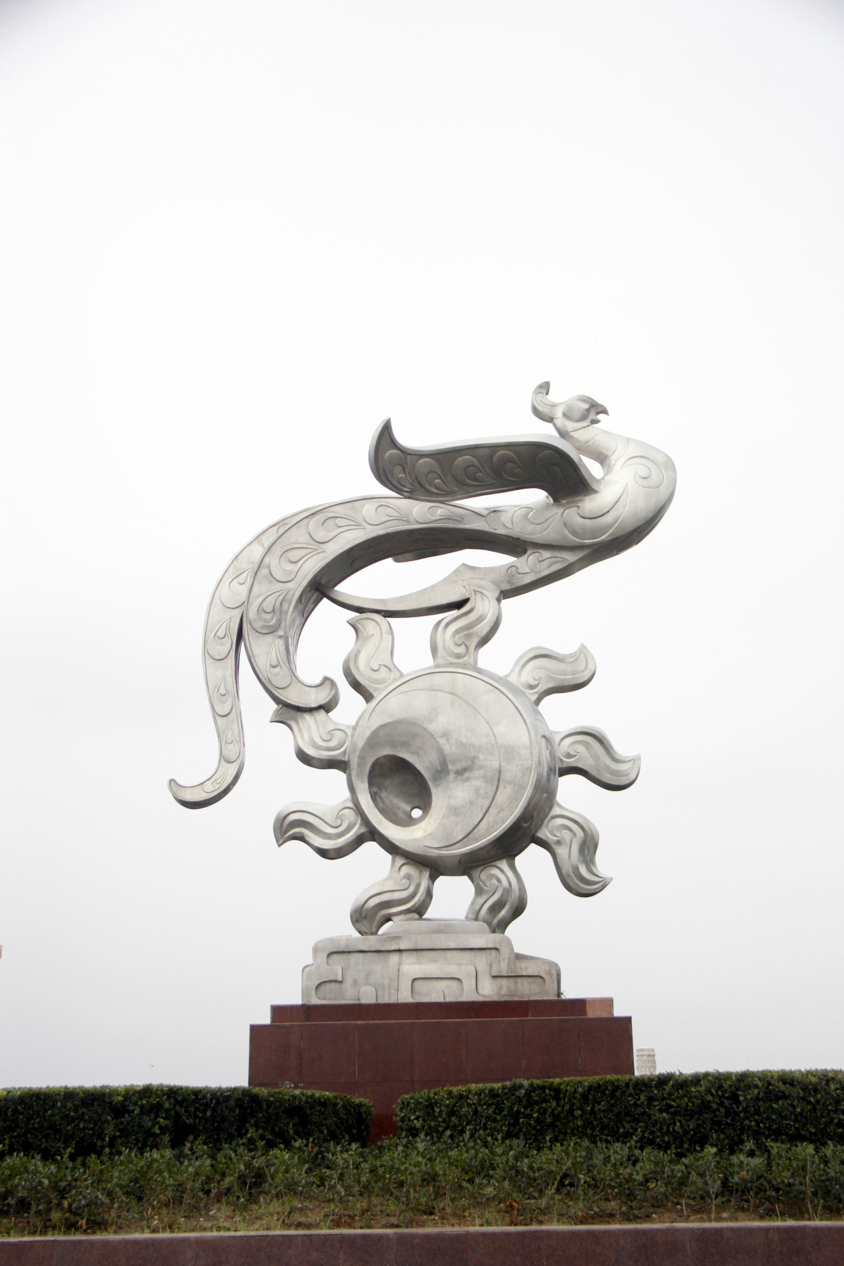 这只"金凤凰  "是荆州  古城的标志性雕像,它代表了美的化身.