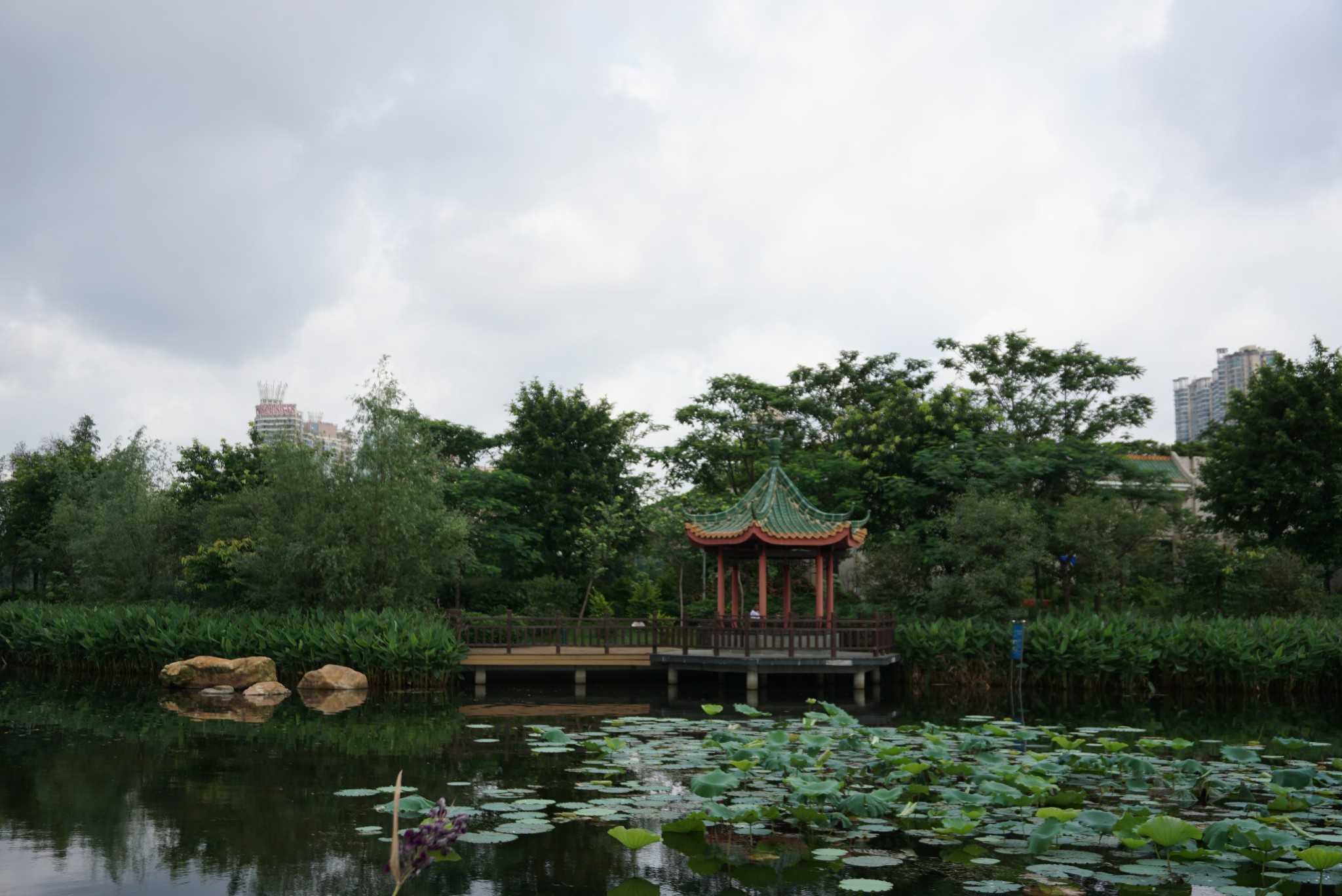 广东珠岛宾馆点击查看大图2001年重新大规模装修,这个八角楼是新建的.