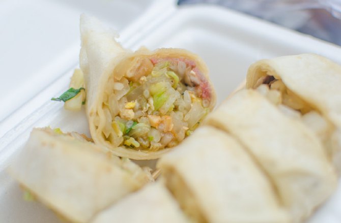 咸薄饼咸薄饼咸口的薄饼,内馅用包菜,鱿鱼干,香菇粒,香肠等大火炒成