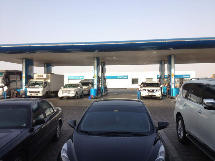 加油站,汽油合三元人民币一升,在产油国中算是最贵的,委内瑞拉才五角