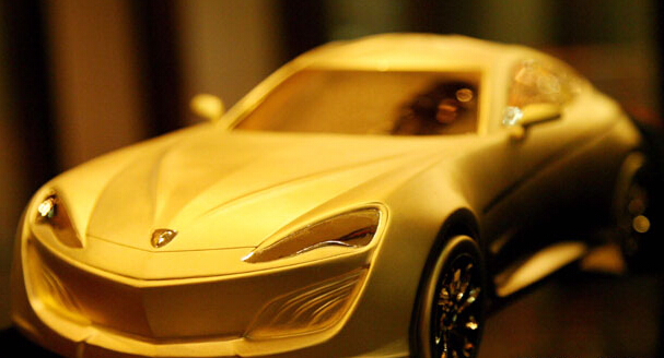 关于黄金跑车有很多说法,有一个说法是这辆黄金跑车是一个阿拉伯富豪