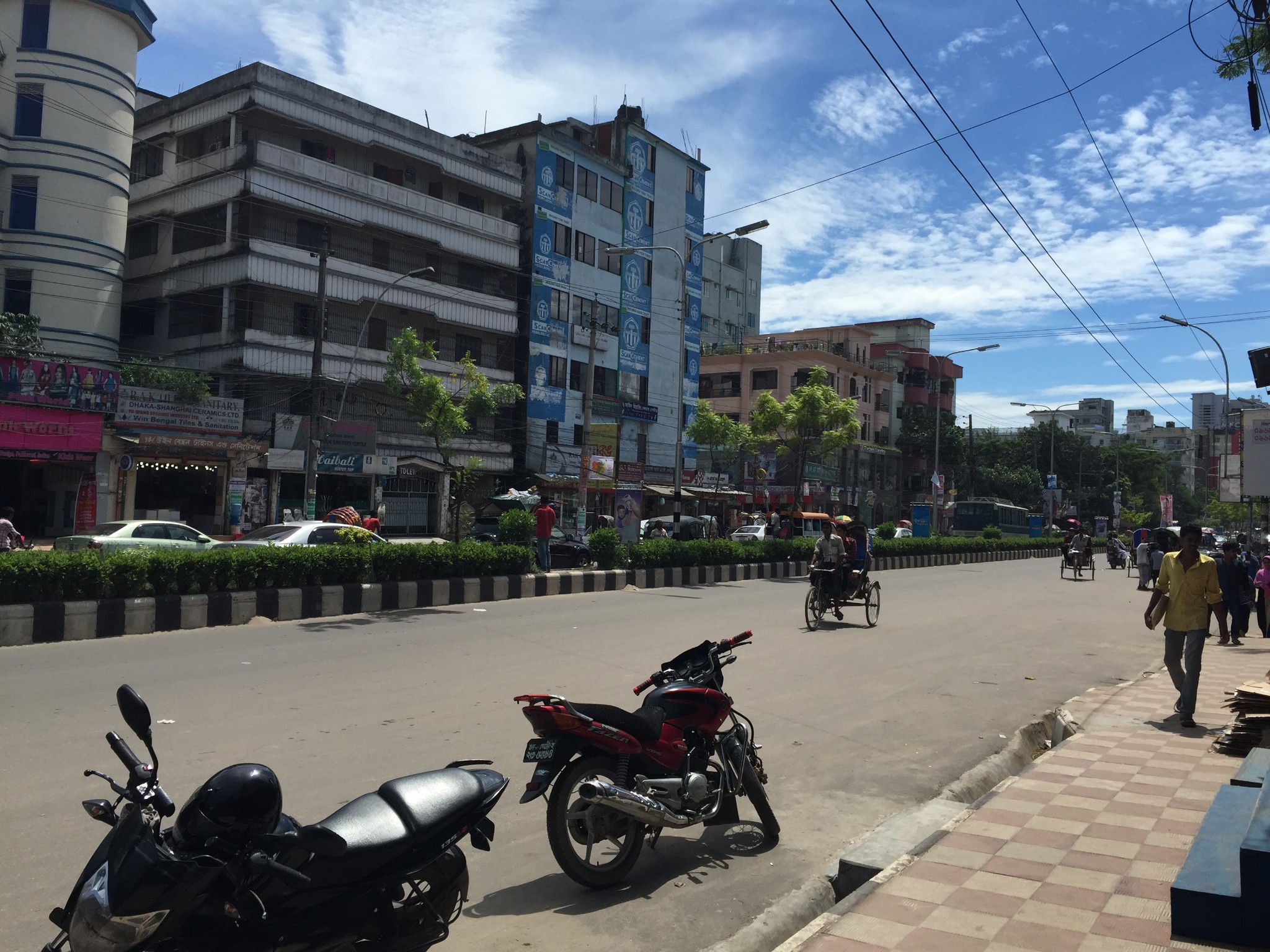 庞大的苦力劳工群,数不尽的乞讨者,看不完的烂尾房来描绘这样一个