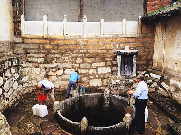 古城唯一未受污染的水井.  旁边就是名声在外的板井豆腐坊.