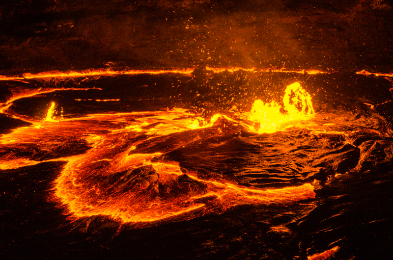 好像火山有了呼吸,然后忽然喷薄炸开,裂开血红色的缝隙,金色的岩浆