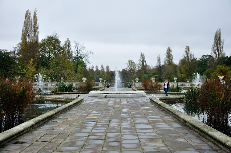 伦敦肯辛顿公园的秋天景色迷人
