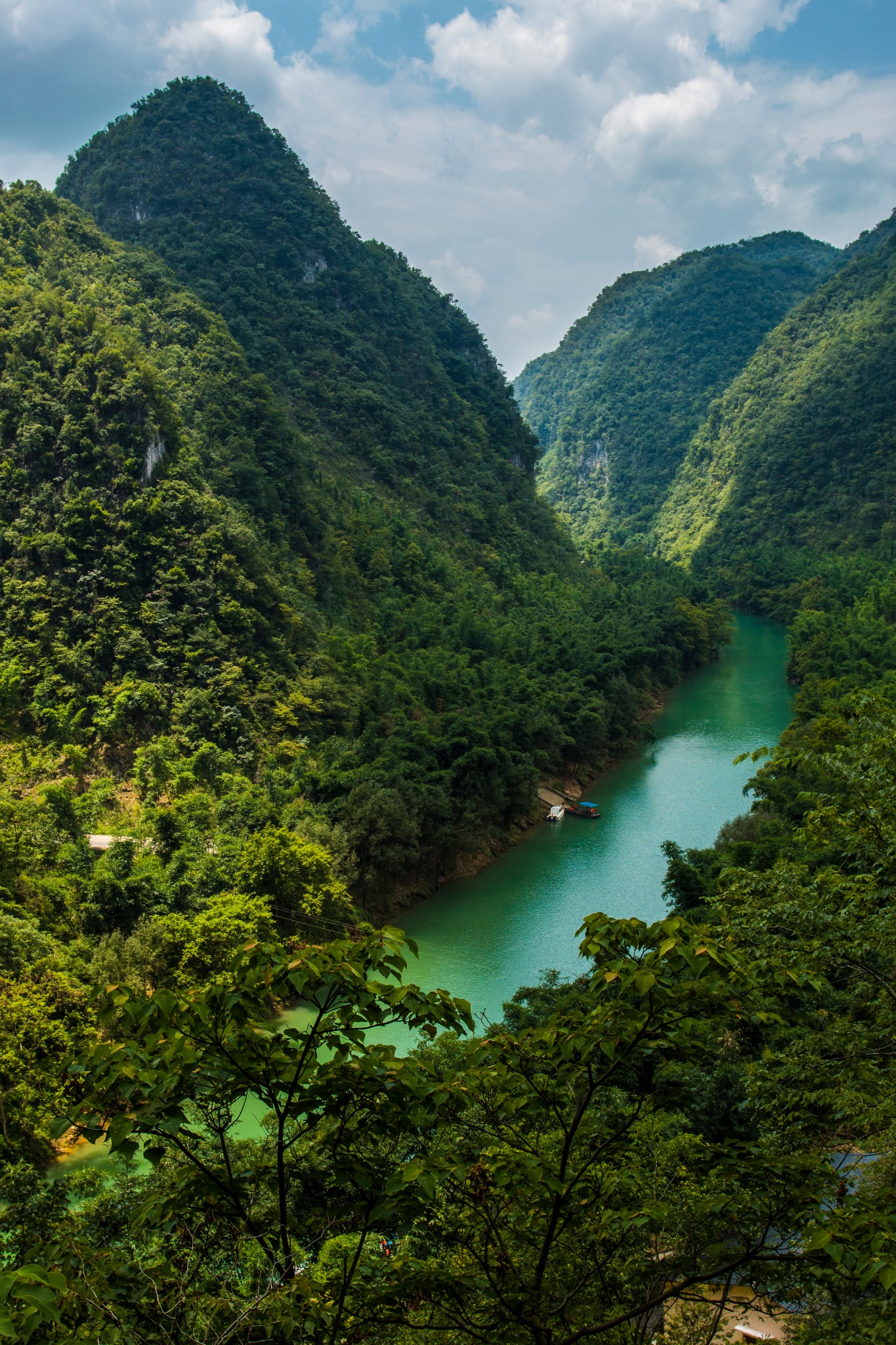 自治區,景區佔地70平方公里,由大穿洞,大河,小穿洞,黃家灣4個景區組成