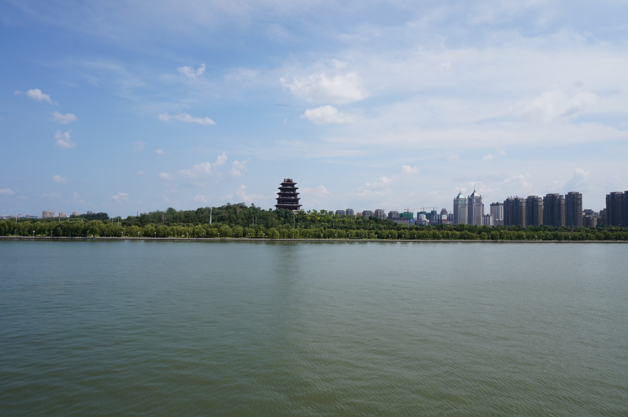 石佛古寺位於遷安市佛山公園,與黃台山隔河相望,方圓200餘畝.