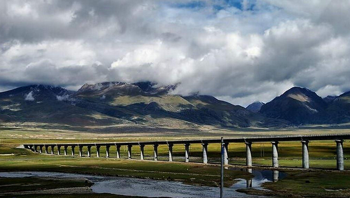 青藏铁路沿线风景天路美如画