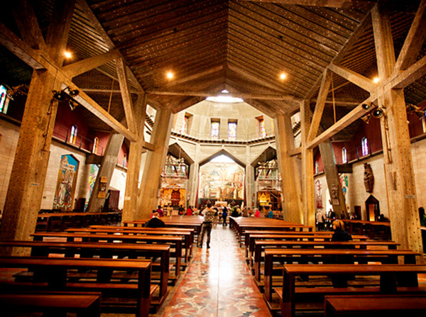 随着一阿拉伯基督徒花20美金进去看看这个已是圣坛的马槽,帐幕低垂,银