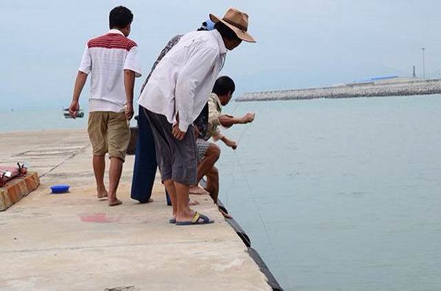 三亞最佳釣魚碼頭10斤石斑分分鐘上鉤還可欣賞日落約嗎