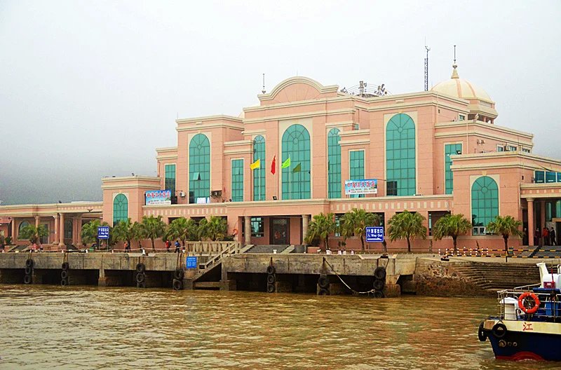 山咀港码头,由此坐船到下川岛.