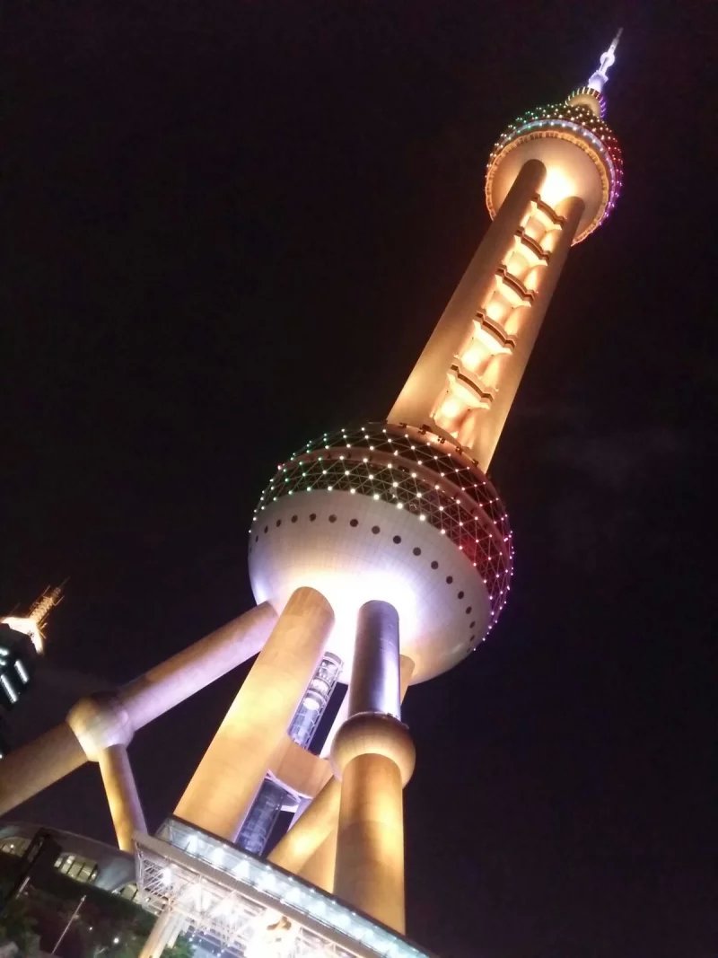 东方明珠广播电视塔东方明珠广播电视塔上球体绕了一圈之后,首先找到