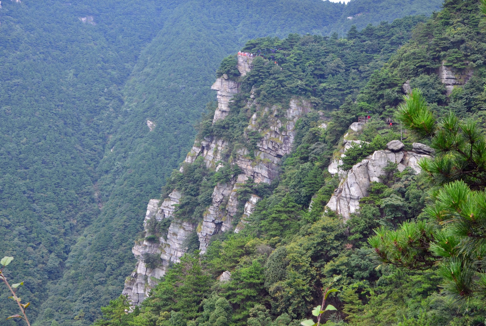 廬山景區自然風光主要分東線和西線,人文景觀基本集中在牯嶺鎮.